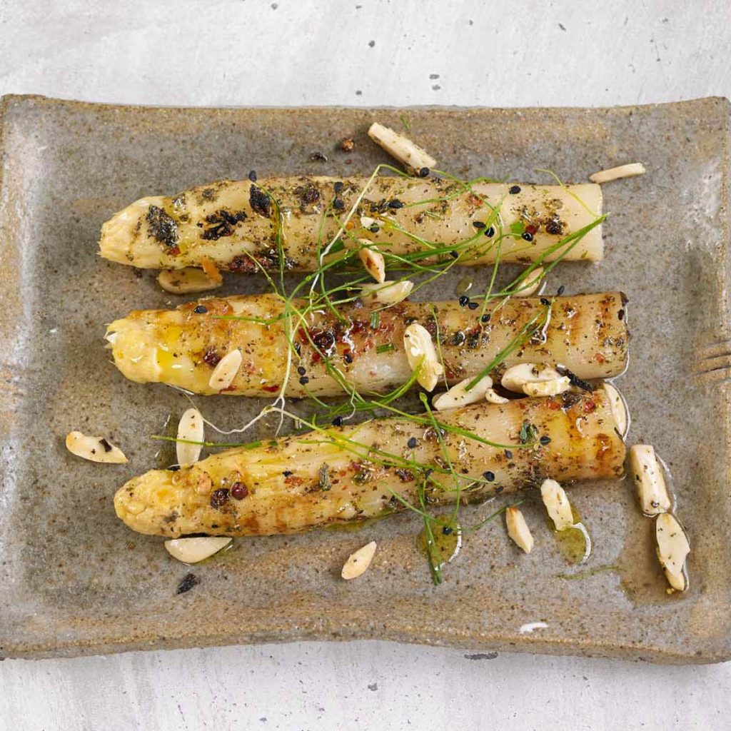 Espàrrecs blancs amb vinagreta d’olivada i cacauets