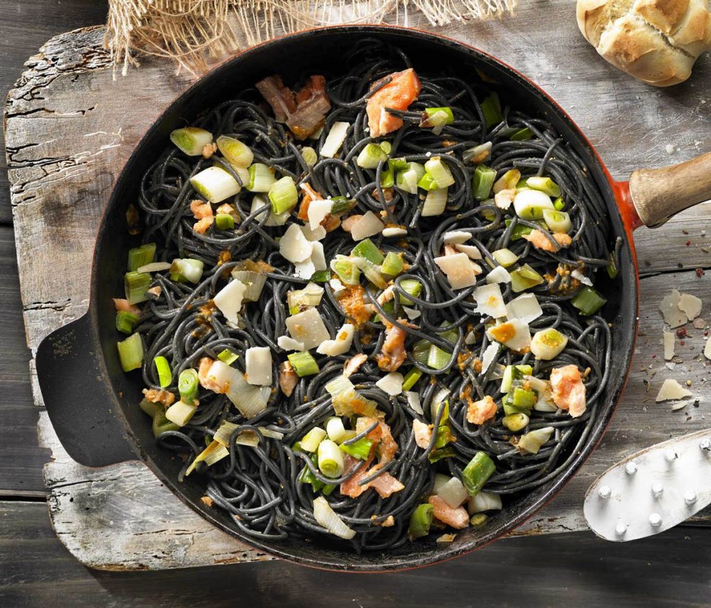 Espeguetis negres de sípia amb salmó i calçots