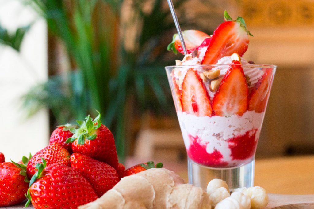 Maduixes amb nada, macadamia, nous i gengibre